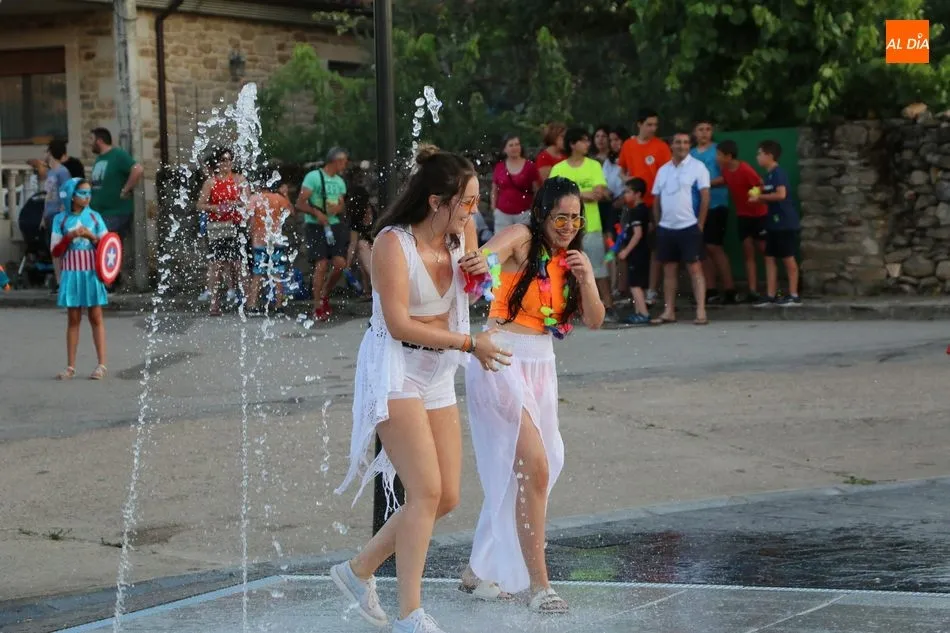 Foto 6 - El desfile de carrozas no defrauda y anima las fiestas de Cerralbo