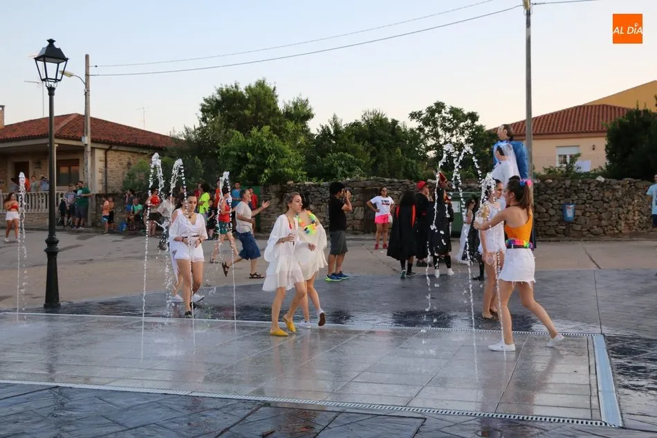 Foto 5 - El desfile de carrozas no defrauda y anima las fiestas de Cerralbo