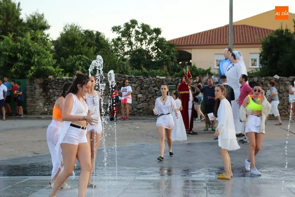 Foto 4 - El desfile de carrozas no defrauda y anima las fiestas de Cerralbo