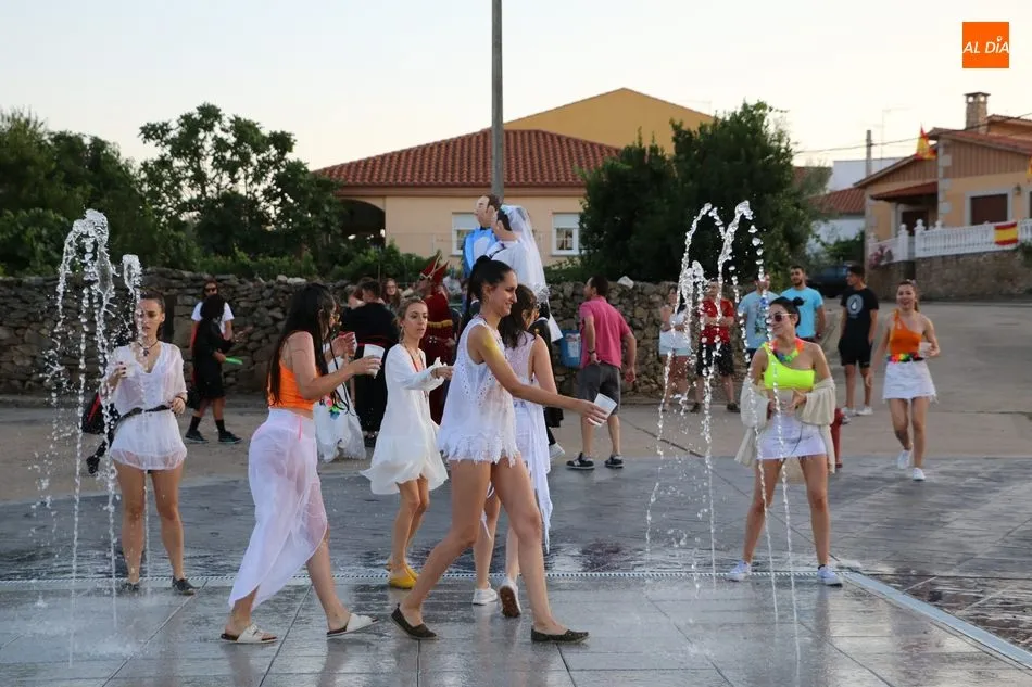 Foto 3 - El desfile de carrozas no defrauda y anima las fiestas de Cerralbo