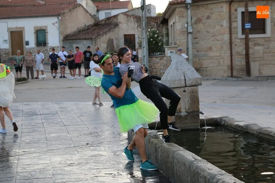 Foto 2 - El desfile de carrozas no defrauda y anima las fiestas de Cerralbo