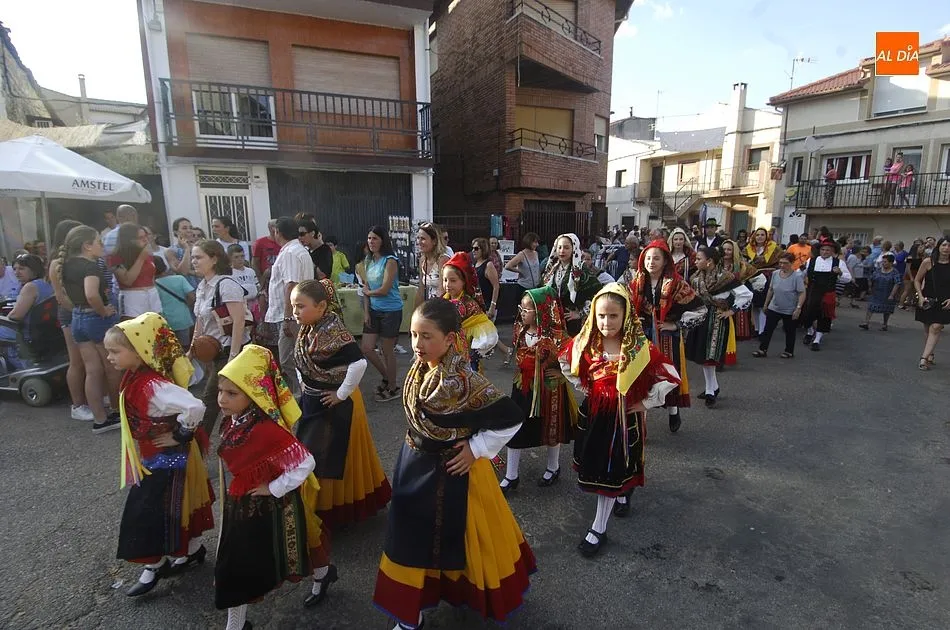 La comitiva de grupos en pleno pasacalles | Fotos Adrián Martín