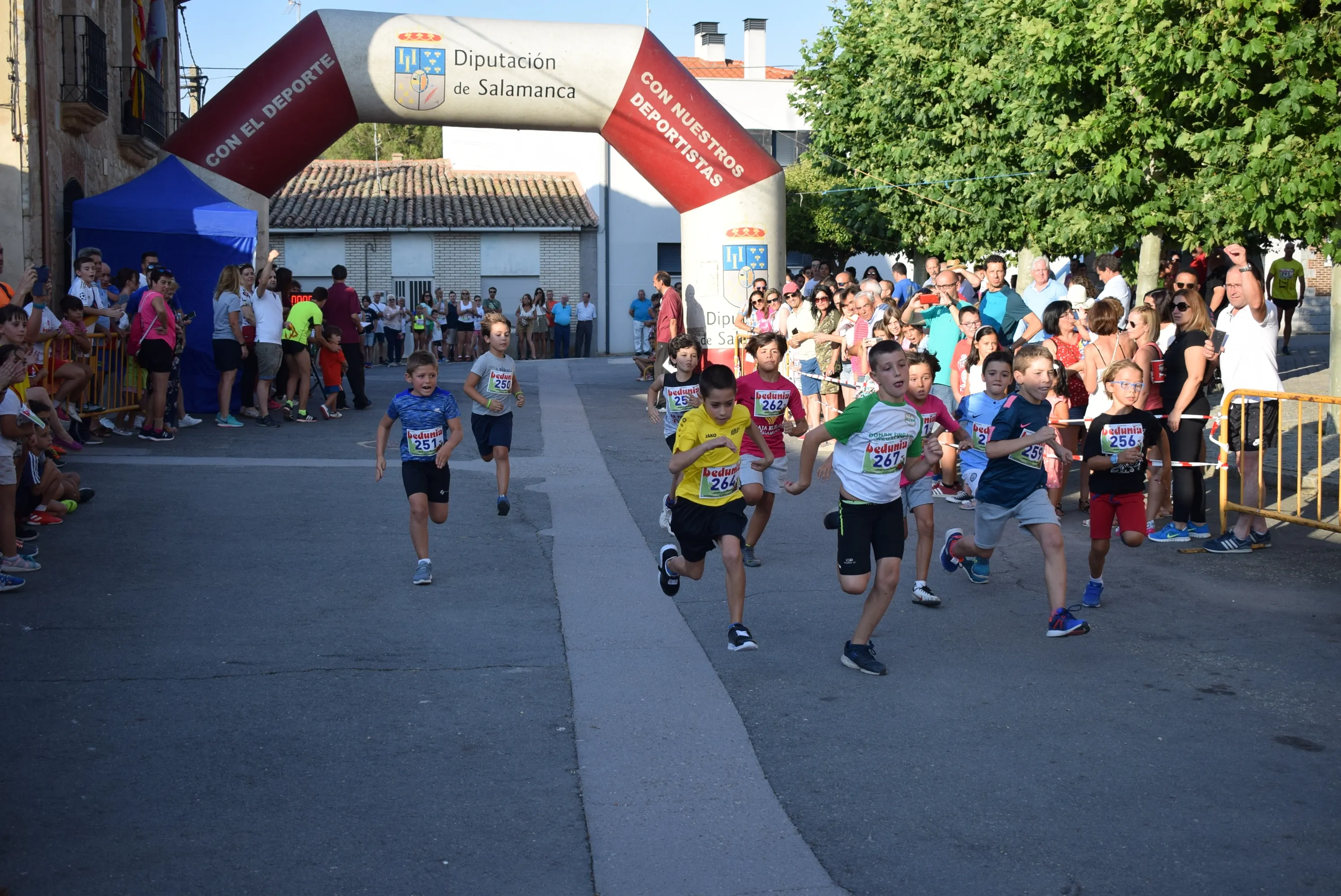 Foto 2 - Antonio San Mat&iacute;as y Ver&oacute;nica S&aacute;nchez vencen en la XII Carrera Popular Villar de Galimazo