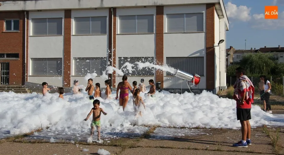 La fiesta de la espuma cierra una tarde de juegos en Vitigudino  
