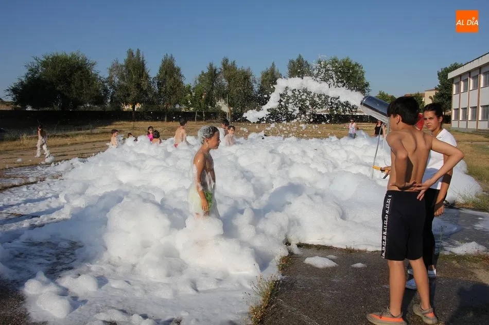 Foto 10 - La fiesta de la espuma cierra una tarde de juegos en Vitigudino  