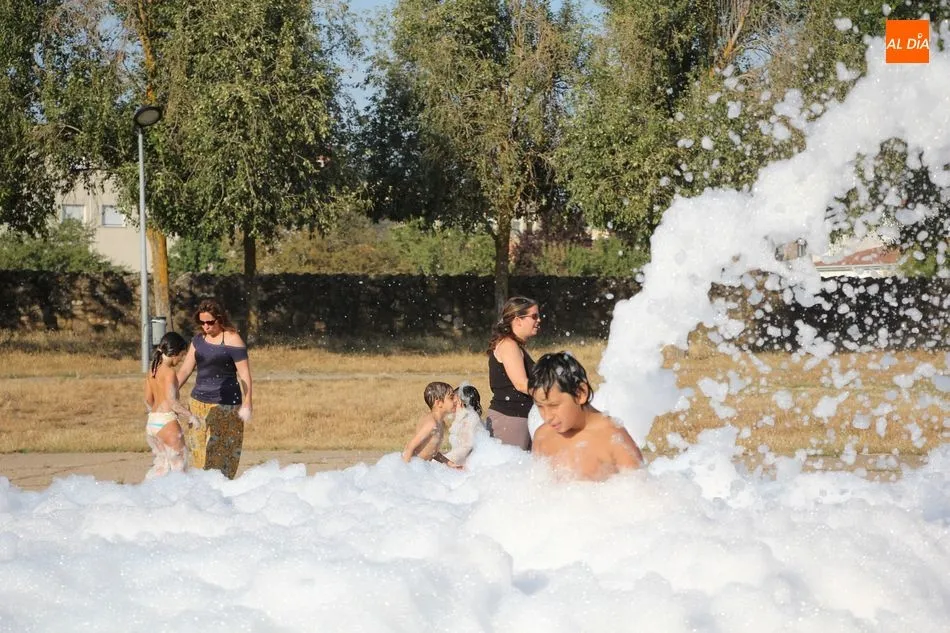 Foto 7 - La fiesta de la espuma cierra una tarde de juegos en Vitigudino  