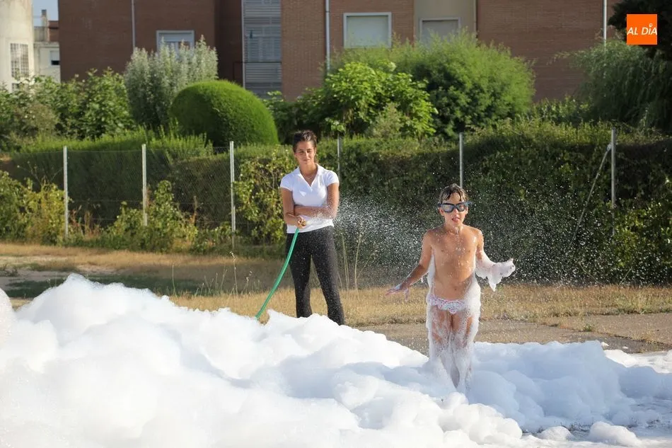 Foto 5 - La fiesta de la espuma cierra una tarde de juegos en Vitigudino  