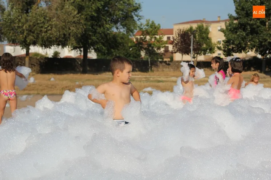 Foto 4 - La fiesta de la espuma cierra una tarde de juegos en Vitigudino  