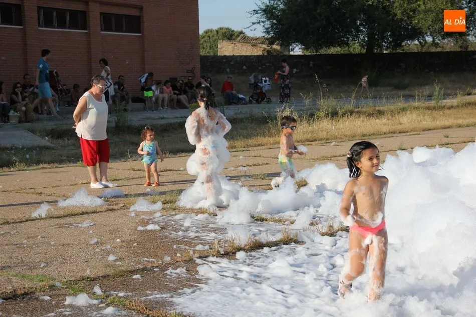 Foto 3 - La fiesta de la espuma cierra una tarde de juegos en Vitigudino  