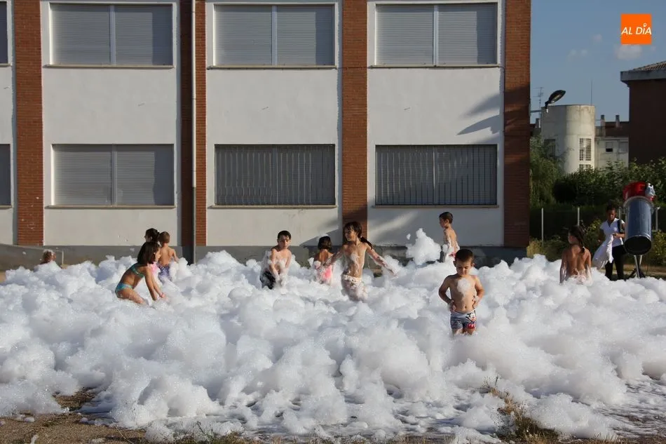 Foto 2 - La fiesta de la espuma cierra una tarde de juegos en Vitigudino  