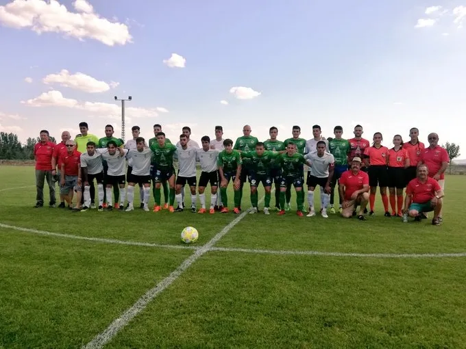 Jugadores del Salamanca B y del Astorga junto a directivos del CF Soto / Atlético Astorga Twitter