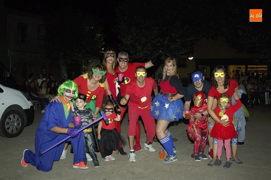 El grupo de superhéroes que visitó la localidad | Fotos Adrián Martín