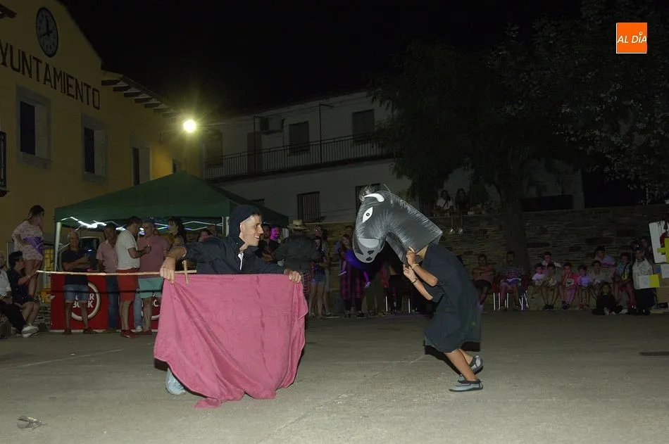 Foto 10 - Un grupo de superh&eacute;roes y una Mama M&oacute;vil, entre los invitados del baile de Serradilla del Llano  