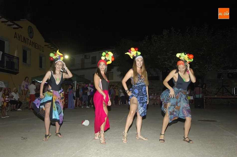 Foto 11 - Un grupo de superh&eacute;roes y una Mama M&oacute;vil, entre los invitados del baile de Serradilla del Llano  
