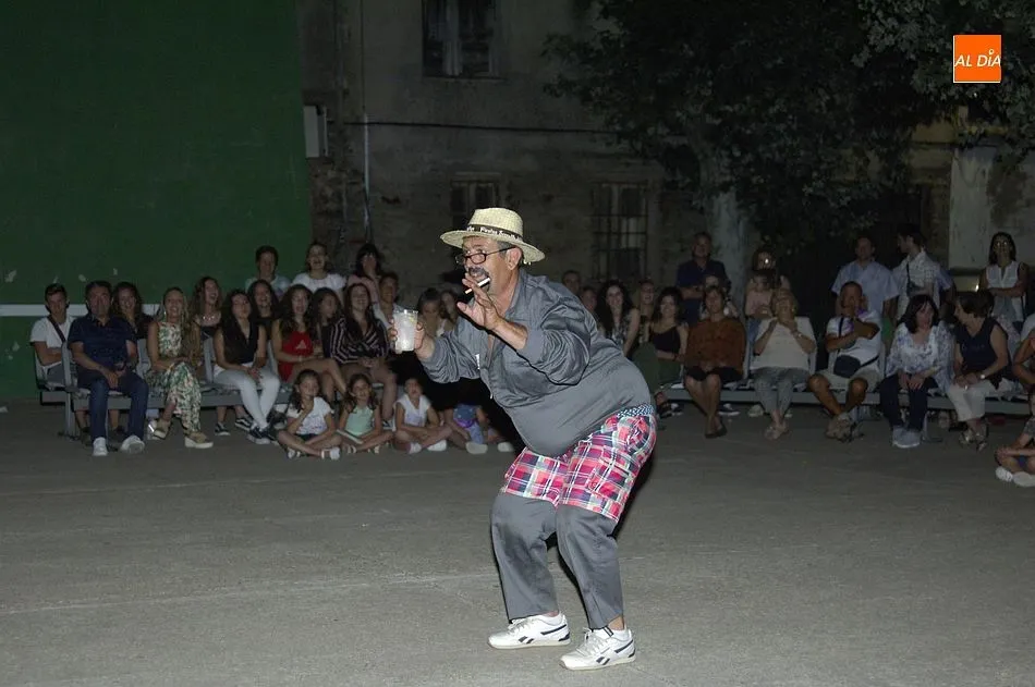 Foto 7 - Un grupo de superh&eacute;roes y una Mama M&oacute;vil, entre los invitados del baile de Serradilla del Llano  