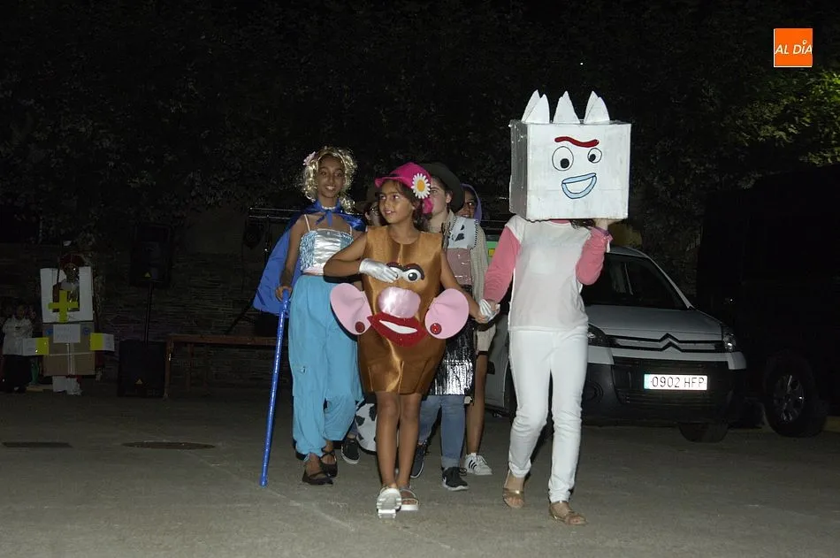 Foto 8 - Un grupo de superh&eacute;roes y una Mama M&oacute;vil, entre los invitados del baile de Serradilla del Llano  
