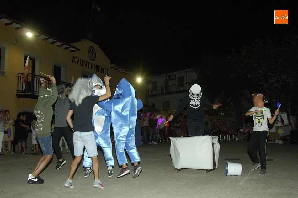 Foto 4 - Un grupo de superh&eacute;roes y una Mama M&oacute;vil, entre los invitados del baile de Serradilla del Llano  