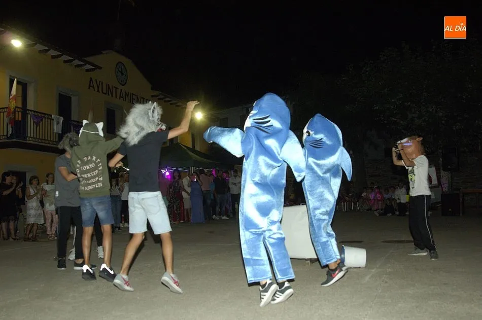 Foto 5 - Un grupo de superh&eacute;roes y una Mama M&oacute;vil, entre los invitados del baile de Serradilla del Llano  