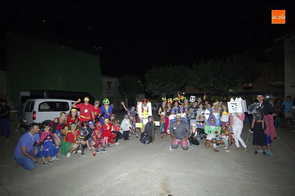 Foto 2 - Un grupo de superh&eacute;roes y una Mama M&oacute;vil, entre los invitados del baile de Serradilla del Llano  