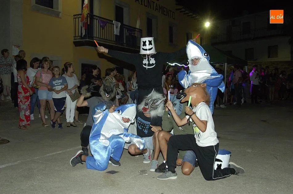 Foto 3 - Un grupo de superh&eacute;roes y una Mama M&oacute;vil, entre los invitados del baile de Serradilla del Llano  