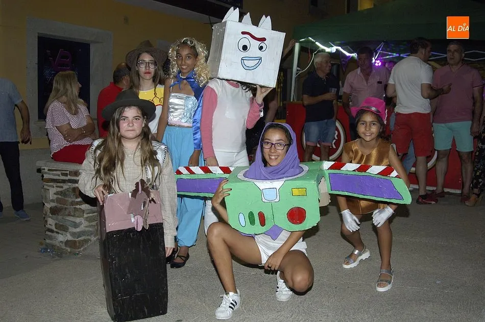 Foto 6 - Un grupo de superh&eacute;roes y una Mama M&oacute;vil, entre los invitados del baile de Serradilla del Llano  