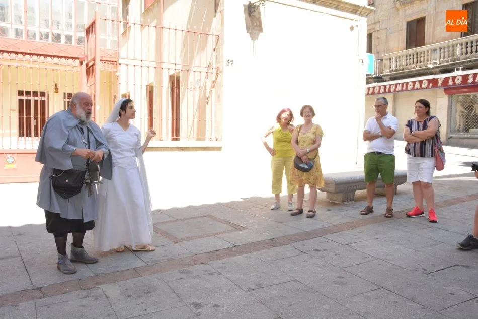 Foto 10 - La ruta teatralizada &lsquo;Del Clavero al sereno&rsquo; descubre a los turistas los entresijos y las...