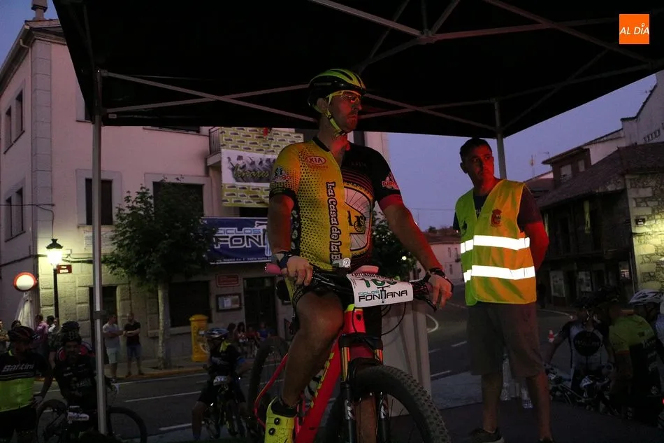 Foto 10 - Linares de Riofr&iacute;o vive una emocionante BTT con la novedad de la prueba nocturna