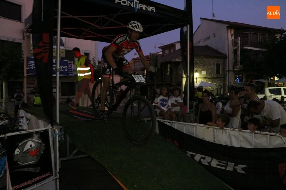 Foto 8 - Linares de Riofr&iacute;o vive una emocionante BTT con la novedad de la prueba nocturna