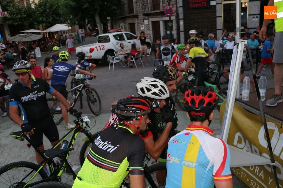 Foto 6 - Linares de Riofr&iacute;o vive una emocionante BTT con la novedad de la prueba nocturna