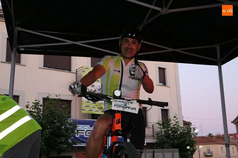 Foto 4 - Linares de Riofr&iacute;o vive una emocionante BTT con la novedad de la prueba nocturna