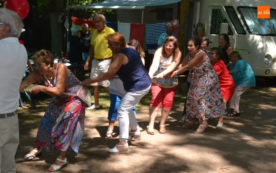 Los vecinos de El Puente luchan en la clásica sogatira antes de sentarse en torno a la mesa  