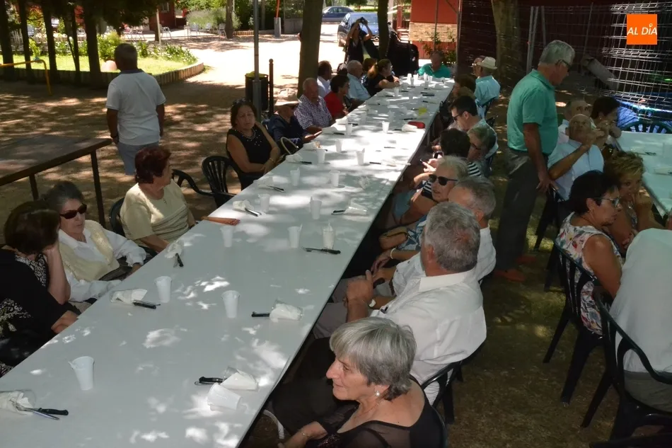 Foto 11 - Los vecinos de El Puente luchan en la cl&aacute;sica sogatira antes de sentarse en torno a la mesa  