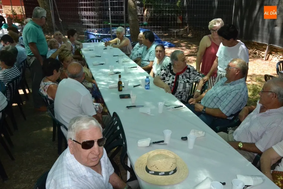 Foto 10 - Los vecinos de El Puente luchan en la cl&aacute;sica sogatira antes de sentarse en torno a la mesa  