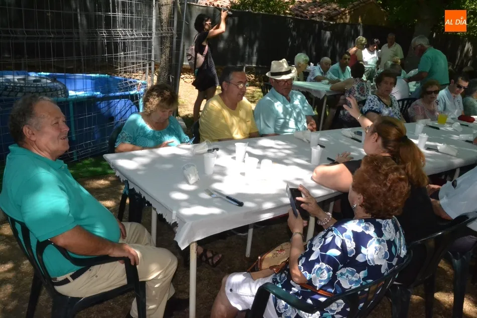 Foto 8 - Los vecinos de El Puente luchan en la cl&aacute;sica sogatira antes de sentarse en torno a la mesa  