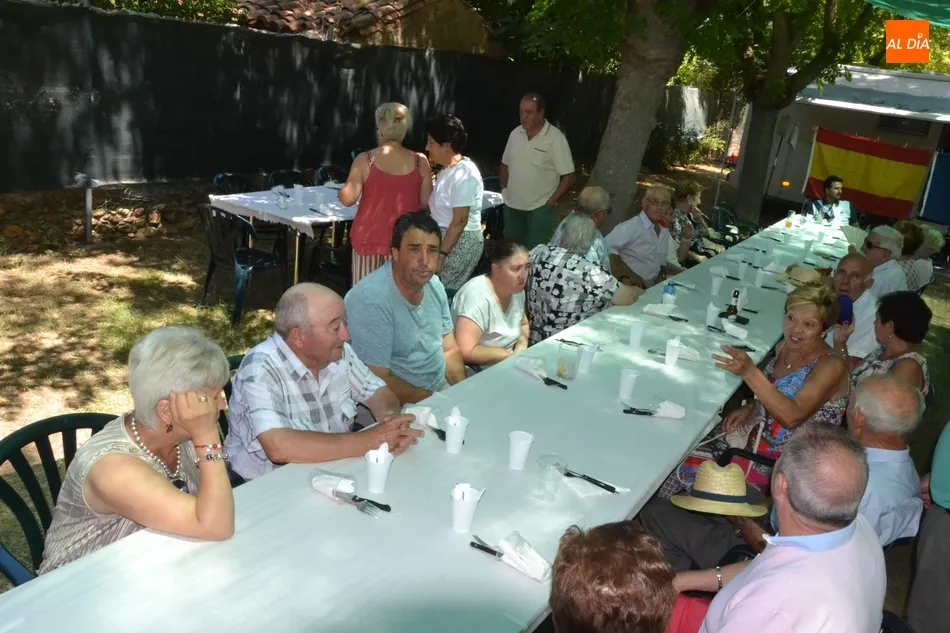 Foto 5 - Los vecinos de El Puente luchan en la cl&aacute;sica sogatira antes de sentarse en torno a la mesa  