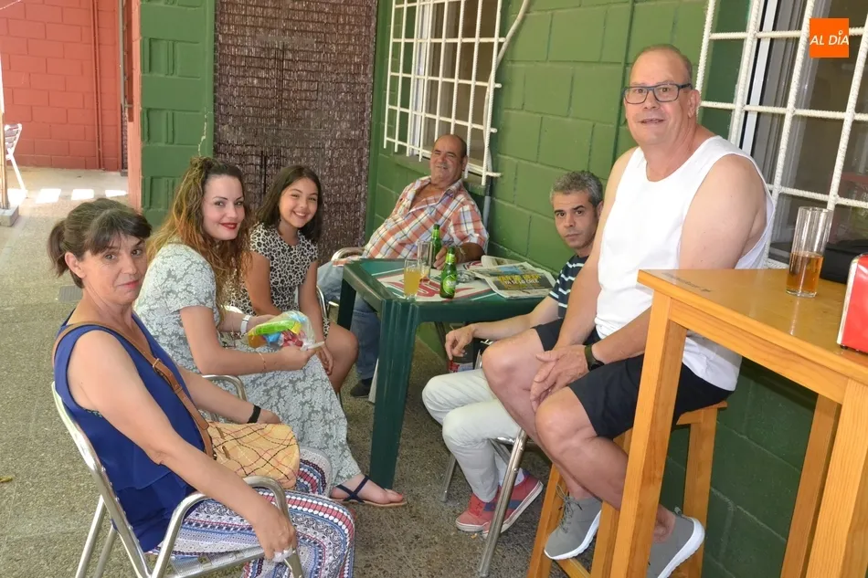 Foto 2 - Los vecinos de El Puente luchan en la cl&aacute;sica sogatira antes de sentarse en torno a la mesa  