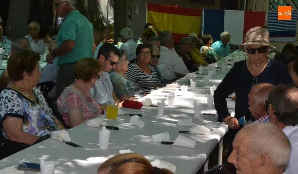 Foto 7 - Los vecinos de El Puente luchan en la cl&aacute;sica sogatira antes de sentarse en torno a la mesa  