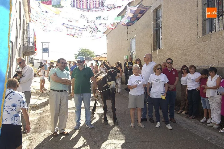 Las mujeres de Aldea del Obispo estrenan con gran éxito la Feria Rural de la Raya  
