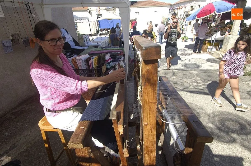 Foto 9 - Las mujeres de Aldea del Obispo estrenan con gran &eacute;xito la Feria Rural de la Raya  