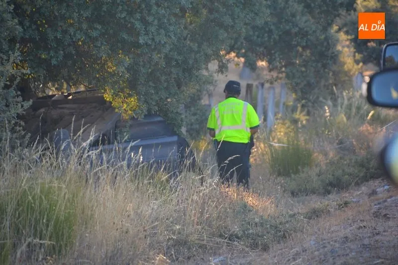 Un efectivo de la Guardia Civil junto al vehículo accidentado / Lydia González