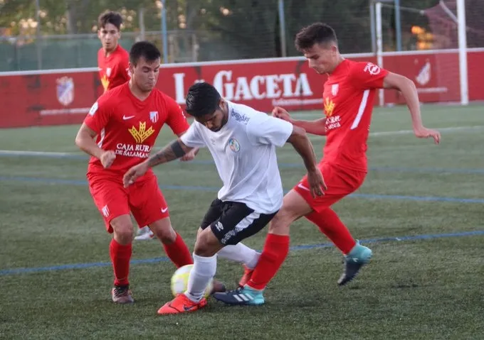 Martín Galván es presionado por dos jugadores del Santa Marta / UD Santa Marta
