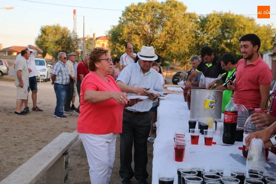 Foto 3 - Los vecinos de Cerralbo enfilan la recta final de las fiestas de Los Perdones con una parrillada  