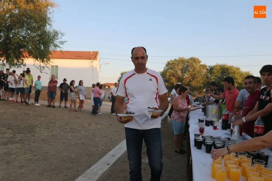 Foto 2 - Los vecinos de Cerralbo enfilan la recta final de las fiestas de Los Perdones con una parrillada  