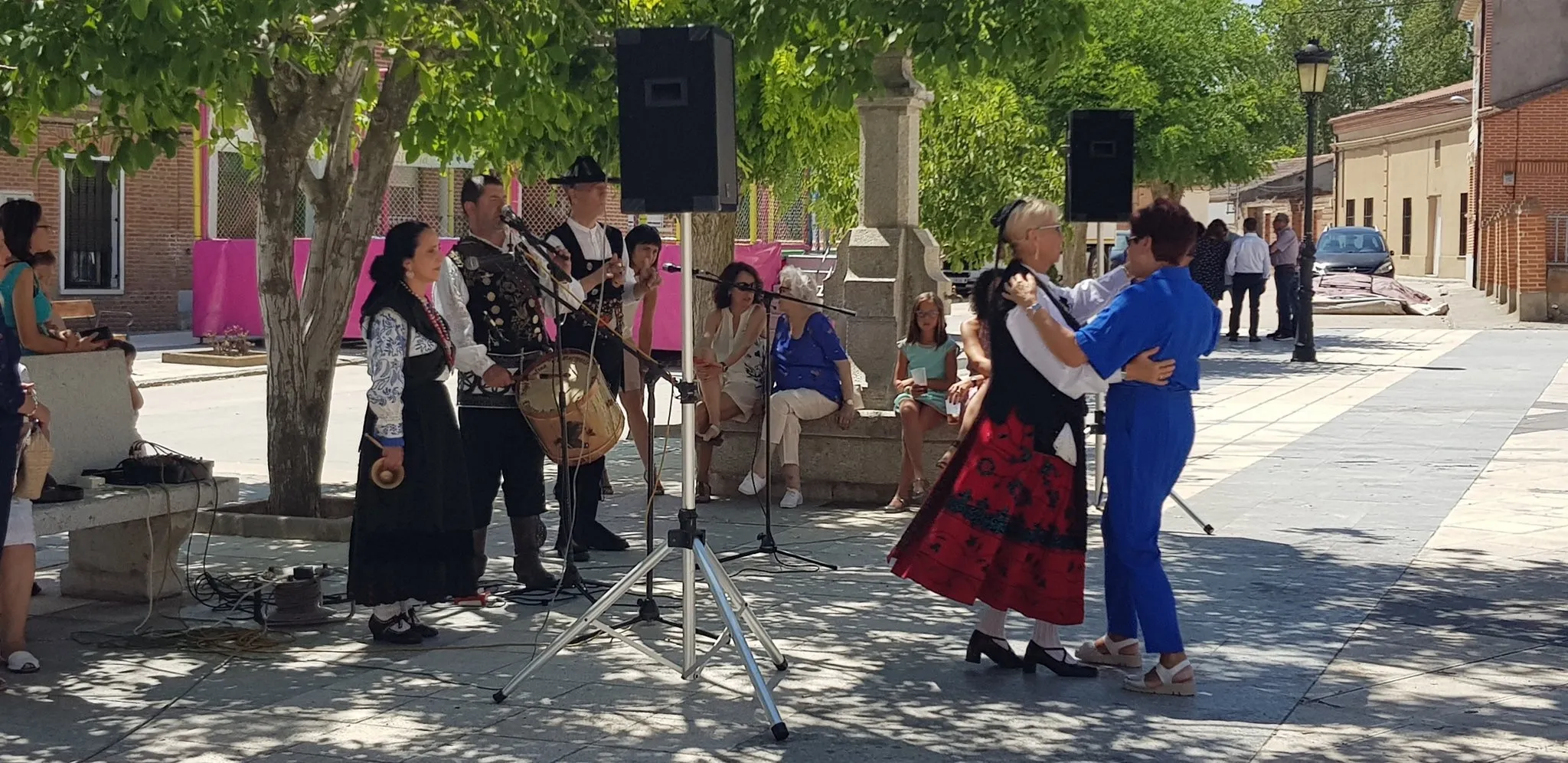 Foto 3 - M&uacute;sica, tradici&oacute;n y teatro&nbsp;protagonizan un concurrido domingo festivo en R&aacute;gama
