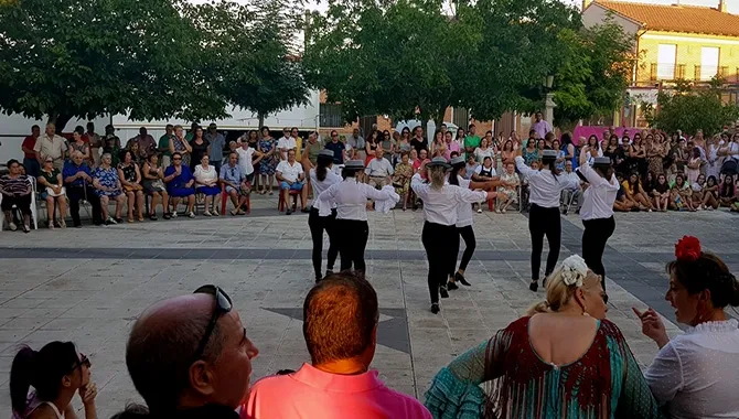 El grupo de baile peñarandino de sevillanas ofrecía su espectáculo durante la tarde ante varios cientos de personas. Redes