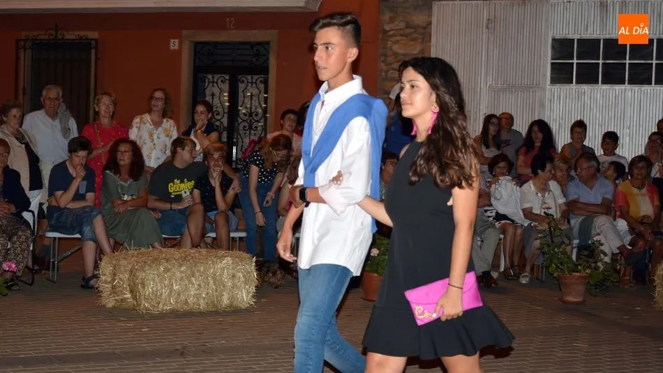 Foto 4 - El desfile solidario a favor de GEICAM despierta gran expectaci&oacute;n en Lumbrales