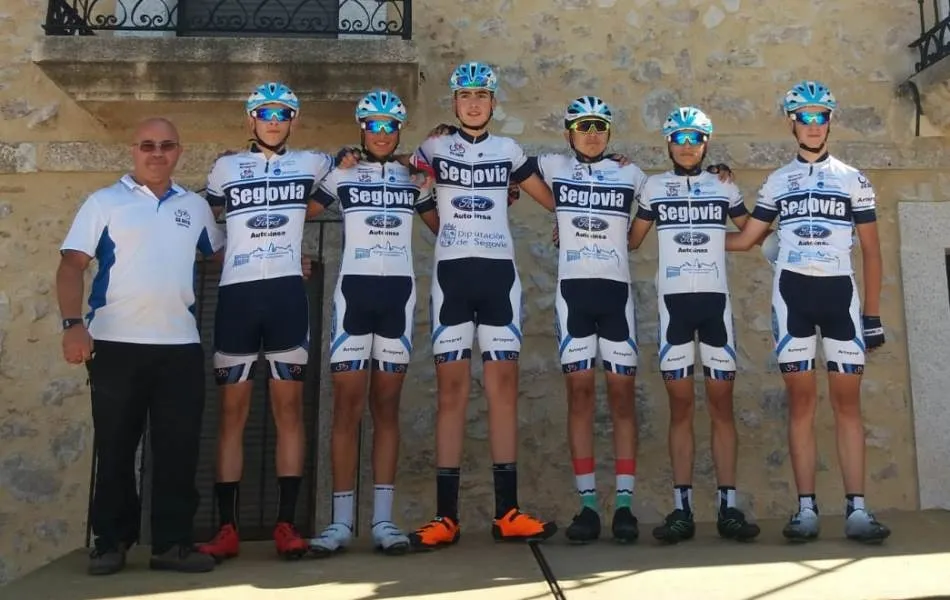 Foto 2 - Miguel &Aacute;ngel Molina se lleva al sprint el 1&ordm; Trofeo Ayuntamiento de Sancti-Sp&iacute;ritus  