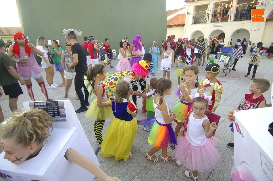 Foto 9 - Ni&ntilde;os y j&oacute;venes comandan la fiesta de disfraces de Agallas  