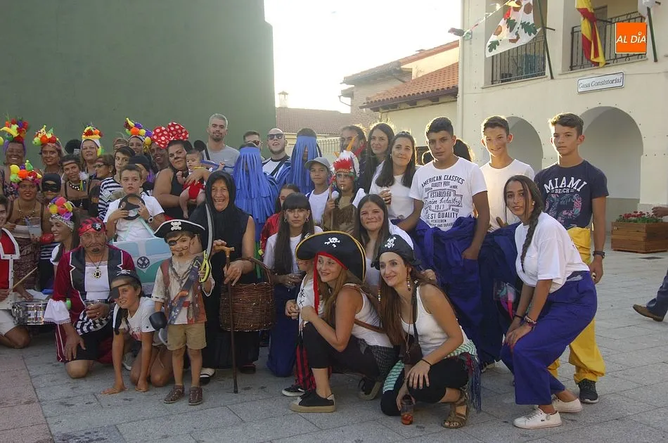 Foto 3 - Ni&ntilde;os y j&oacute;venes comandan la fiesta de disfraces de Agallas  