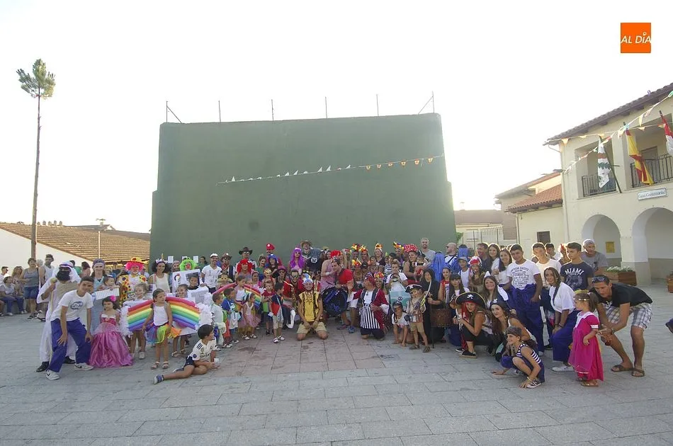 Foto 2 - Ni&ntilde;os y j&oacute;venes comandan la fiesta de disfraces de Agallas  
